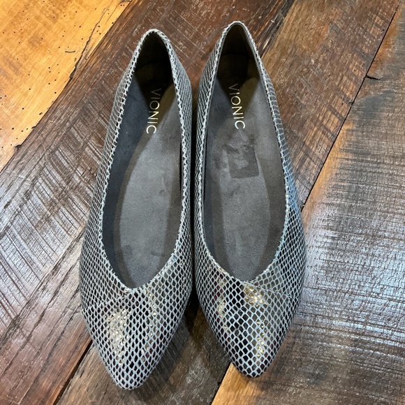 Vionic Women’s Cabello Pointed Toe Flats Gunmetal Snake Size 6 Orthotic Comfort - Picture 1 of 8